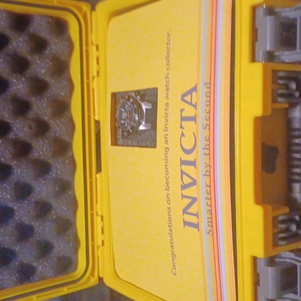 NEW' MEN'S WATCH WITH 8 SLOT CASE.